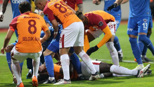Нападающий "Галатасарая" потерял сознание во время матча, пришел в себя и продолжил игру