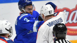 Будущий Рыспаев? 18-летний казахстанский хоккеист устроил "махач" с российским игроком
