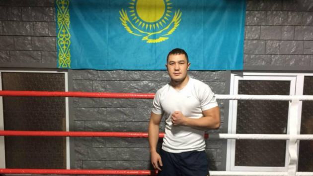 Брутальный нокаут. Видео дебютного боя казахстанского боксера Рысбека на профи-ринге