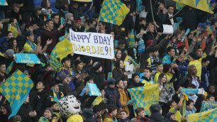 В торт - лицом. Фанаты и Шомко поздравили игрока "Астаны" с днем рождения после победы в Суперкубке над "Кайратом"