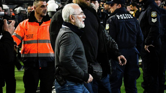 Владелец греческого клуба выбежал на поле с пистолетом после отмененного гола