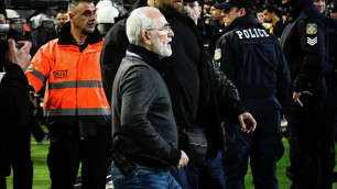 Владелец греческого клуба выбежал на поле с пистолетом после отмененного гола