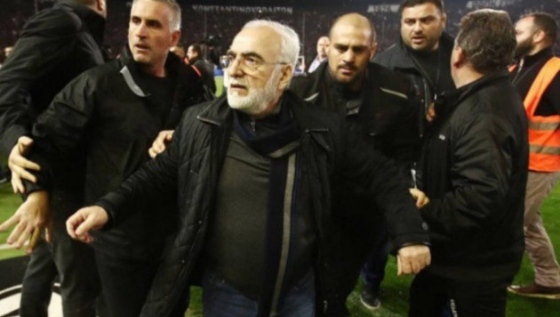 Греческая полиция выдала ордер на арест выбежавшего на поле с пистолетом владельца клуба