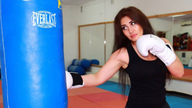Прямая трансляция дебютного боя казахстанской боксерши Аиды Сатыбалдиновой в профи в США