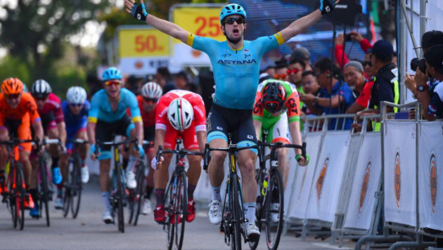 Велогонщик "Астаны" выиграл второй этап "Тура Лангкави" и вышел в лидеры гонки