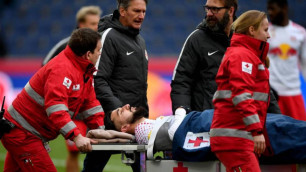 Футболист на четыре минуты потерял сознание после столкновения с соперником во время матча