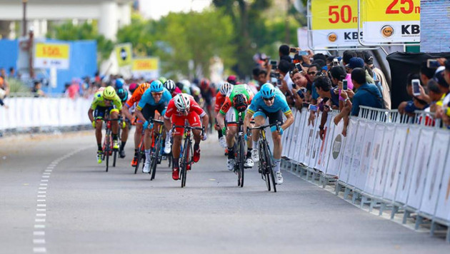 Велогонщик "Астаны" выиграл четвертый этап "Тура Лангкави" 
