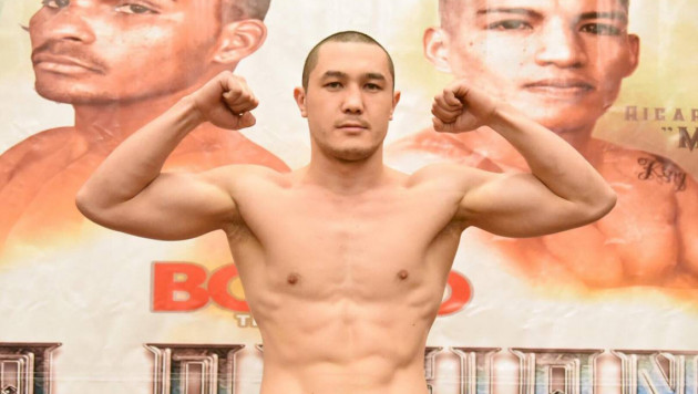 Казахстанский боксер Рысбек за минуту нокаутировал соперника и выиграл второй бой за семь дней