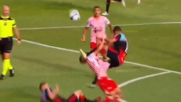 Аргентинский футболист в прыжке влетел шипами в горло сопернику и получил красную карточку