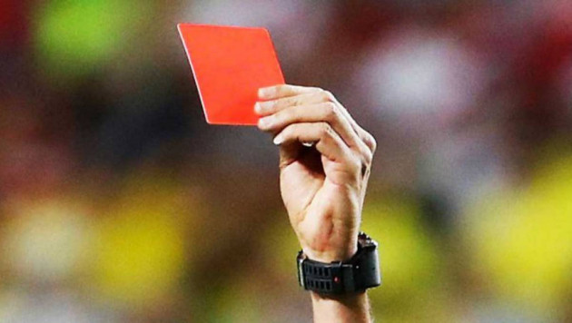 В Италии вратарь справил нужду во время матча и получил красную карточку