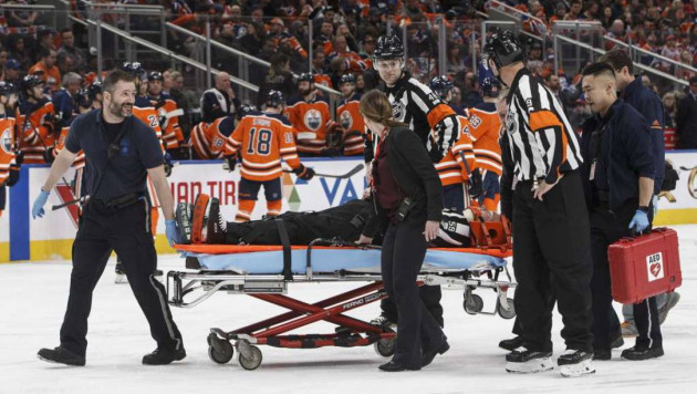 Лайнсмена унесли на носилках после столкновения с игроком во время матча НХЛ