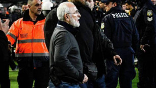Выбежавший на поле с пистолетом владелец греческого клуба отстранен от футбола на три года