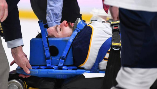 Сына бывшего защитника сборной Казахстана унесли на носилках после силового приема в матче НХЛ