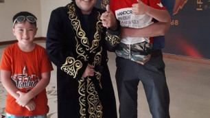 Диего Марадоне подарили казахский чапан