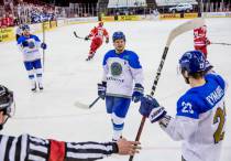 Роман Старченко (в центре). Фото с официального сайта IIHF