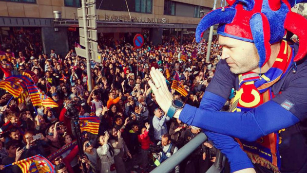 "Барселона" отпраздновала два титула парадом по улицам города