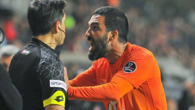 Играющий в Турции футболист "Барселоны" получил красную карточку за нападение на лайнсмена
