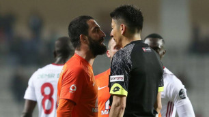 Играющий в Турции футболист "Барселоны" дисквалифицирован на 16 матчей после нападения на судью