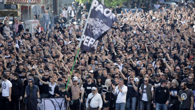 В Афинах в столкновениях футбольных болельщиков пострадали два полицейских - СМИ