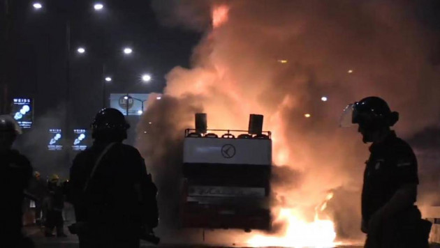 Фанаты "Црвены Звезды" случайно сожгли клубный автобус на чемпионском параде
