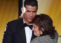 Криштиану Роналду с мамой. Фото с сайта ФИФА