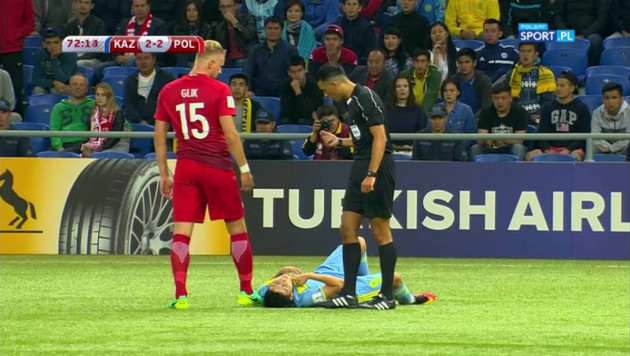 Пытавшийся поднять Исламхана ногой футболист неудачно выполнил удар через себя и получил травму перед ЧМ-2018