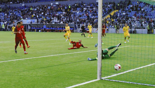 Сборная Казахстана по футболу обыгрывает Азербайджан после первого тайма