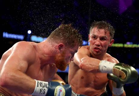 Геннадий Головкин (справа) и Сауль Альварес. Фото BoxingScene.com©