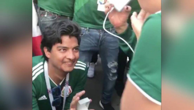 Болельщик сборной Мексики после победы над Германией сделал предложение своей девушке