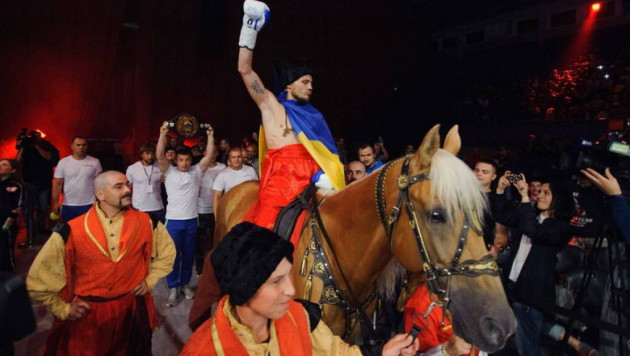 Украинский боксер выехал на бой на коне
