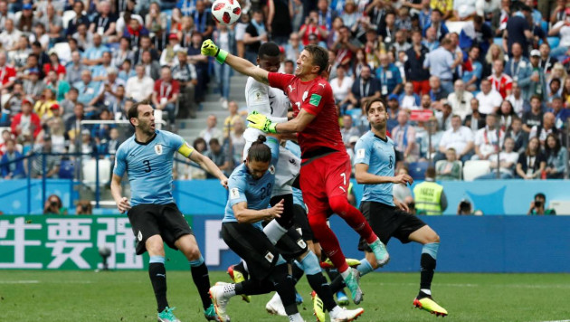 Гол защитника и чудовищная ошибка уругвайского вратаря вывели Францию в полуфинал ЧМ-2018