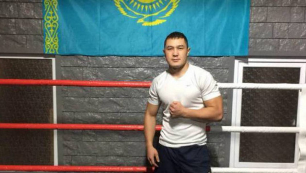 Казахстанский боксер Рысбек за минуту нокаутировал соперника и выиграл четвертый бой