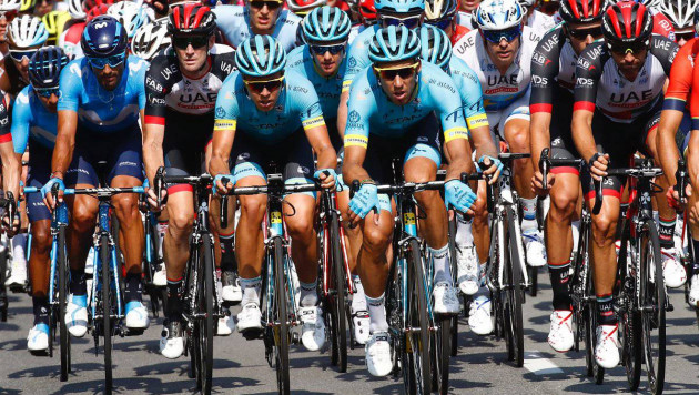 Капитан "Астаны" попал в завал на четвертом этапе, но смог продолжить "Тур де Франс"