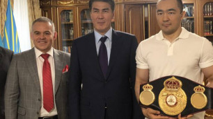Президент WBA подарил акиму Астаны чемпионский пояс