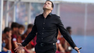 Сербский тренер эффектно почеканил мяч под овации зрителей в матче Лиги Европы и был удален
