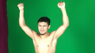 Казахстанский боксер Уалиханов прошел взвешивание перед боем в Голливуде