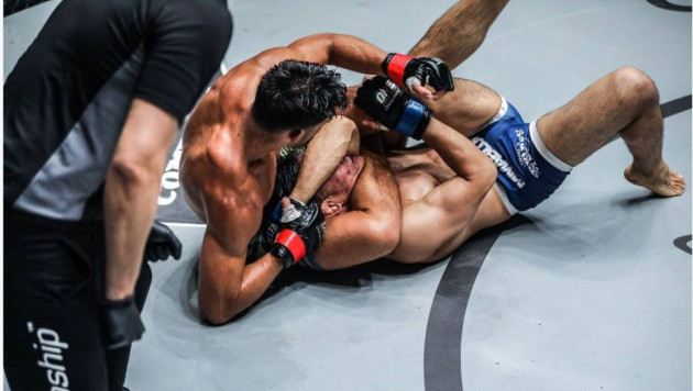 Боец MMA поймал соперника на двойной болевой прием и заставил сдаться