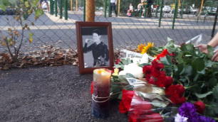 Алматинцы несут цветы к месту смертельного ранения Дениса Тена