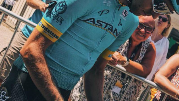 Велогонщики "Астаны" вышли на этап "Тур де Франс" с траурными ленточкам в память о Денисе Тене