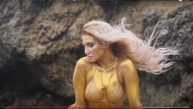 Самая красивая девушка российского ММА облачилась в золото для откровенной фотосессии