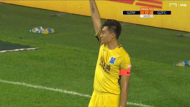 Вратарь китайского клуба неудачно сыграл на выходе и привез гол в свои ворота