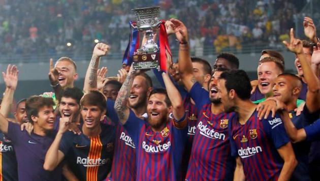 "Барселона" взяла первый трофей в сезоне и сделала Месси самым титулованным игроком клуба