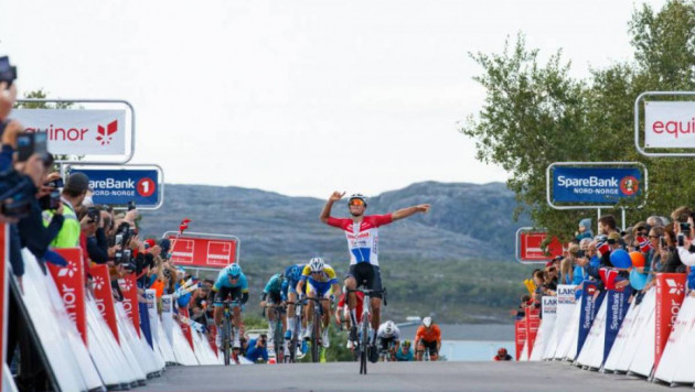 Казахстанский гонщик "Астаны" идет вторым в общем зачете Арктической гонки Норвегии