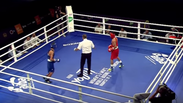 Чемпион Азии из Казахстана три раза отправил соперника в нокдаун перед боем с боксером из России