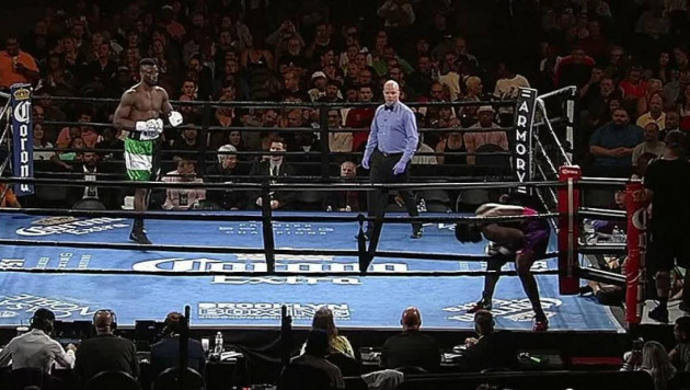Боксер выиграл бой на первой секунде после "побега" соперника с ринга
