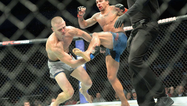 Боец UFC ударом из футбола отправил соперника в тяжелый нокаут