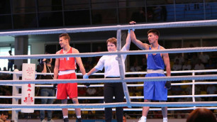 Ержан Ордабаев (в синем). Фото с сайта boxing2018.com