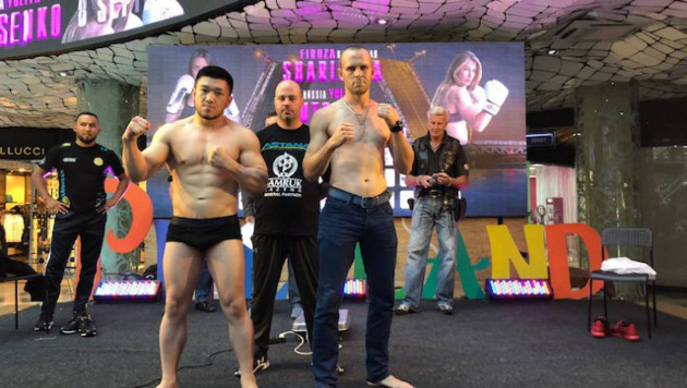 Казахстанский боксер за полторы минуты нокаутировал соперника и выиграл второй бой в профи