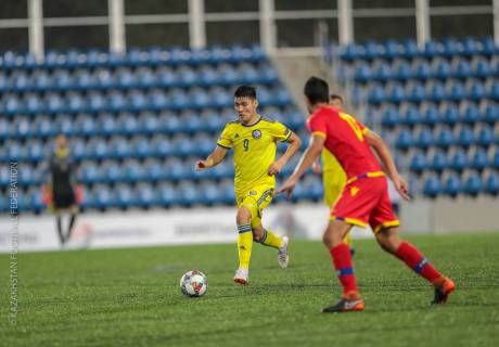 Бауыржан Исламхан (с мячом). Фото пресс-службы КФФ