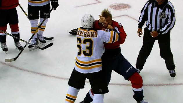 Любитель "лизать" соперников из НХЛ перешел на кулаки и избил игрока за празднование гола